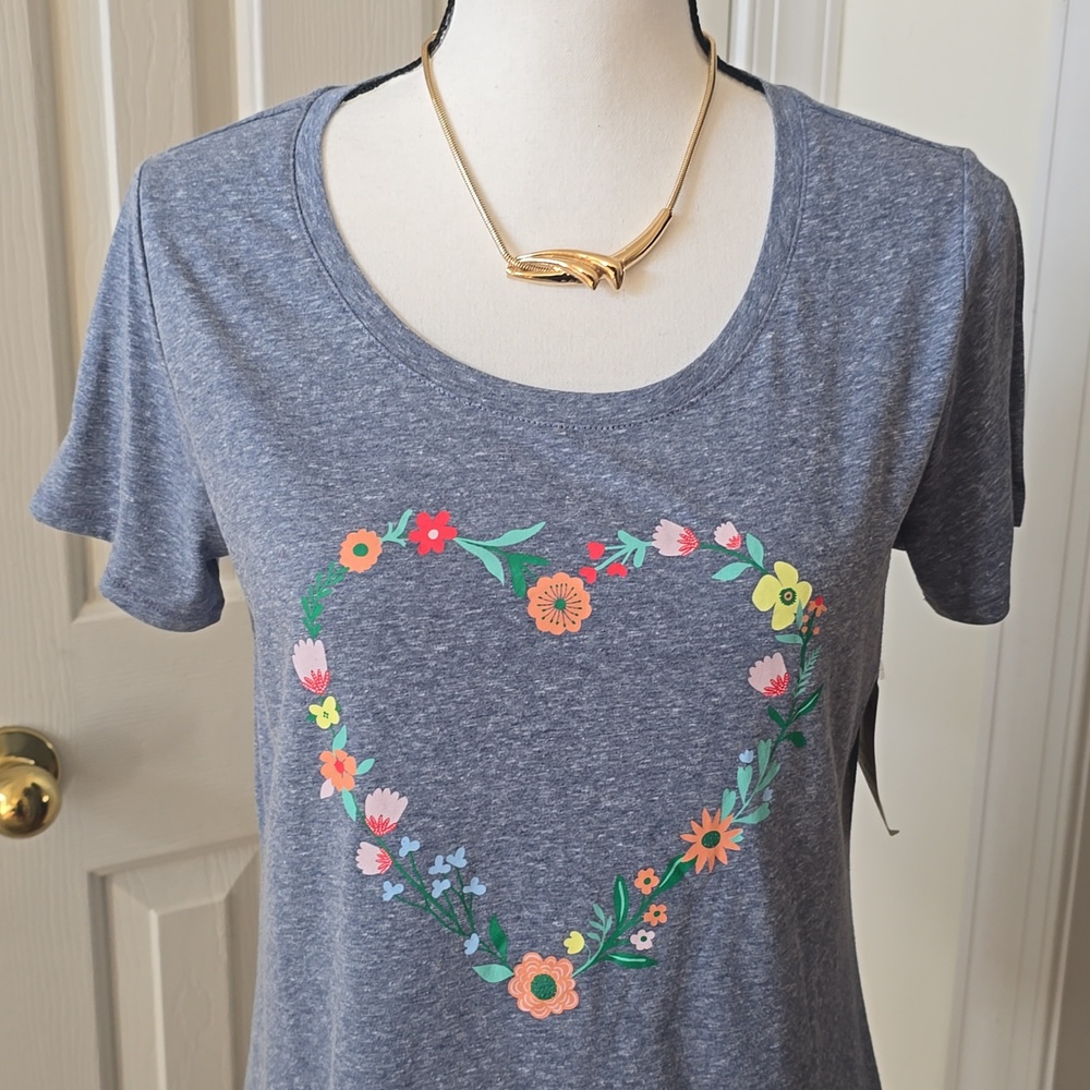 ST. JOHN'S BAY BRAND WOMEN'S BLUE SHORT SLEEVES FLORAL HEART T-SHIRT SIZE MEDIUM